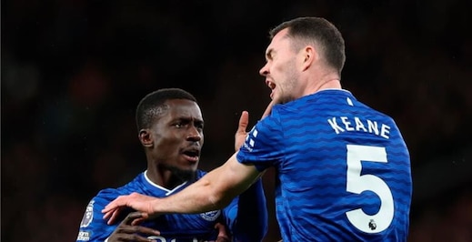 Schiaffi tra compagni, follia in Manchester United-Everton: l’espulsione surreale è già storia