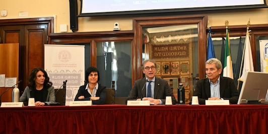 Presentata la medaglia della Termal Bologna Marathon 2026: un omaggio alla città e al suo Ateneo