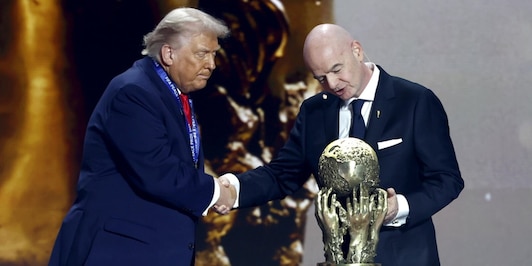 Infantino, denuncia alla FIFA per il premio a Trump: “Chiara violazione”. Cosa succede ora Infantino, denuncia alla FIFA per il premio a Trump: “Chiara violazione”. Cosa succede ora