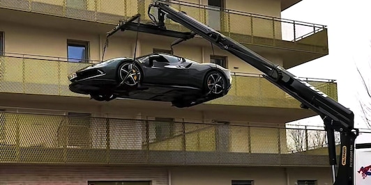 Il parcheggio assurdo di una Ferrari... su un terrazzo!