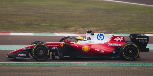 Ferrari, ora servono i fatti: coraggio e innovazione, ma c'è una sfida impossibile con la Mercedes