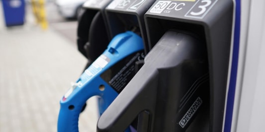 Benzina, rincari dopo l’attacco a Teheran: allarme Codacons, sale il prezzo dei carburanti