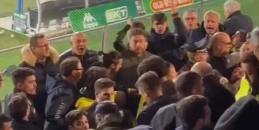 Rocchi, bufera in Serie B: banconote sventolate, insulti e stadio in rivolta. Cosa è successo