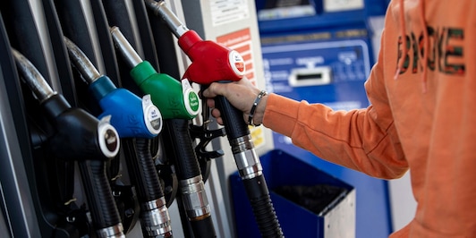 Prezzo benzina fuori controllo: come reagisce il governo?