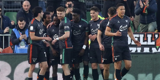 Lo Spezia di Donadoni ribalta il Monza: Venezia da solo in vetta