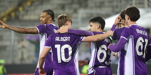 La Fiorentina soffre ma vince rimontando il Rakow: decide Gudmundsson su rigore in extremis