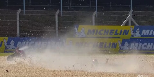 Le foto dell'incredibile caduta di Bagnaia: come sta il pilota?