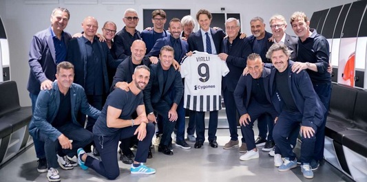 La Juve che fa festa e ricorda Vialli: Elkann abbraccia gli eroi della Champions '96