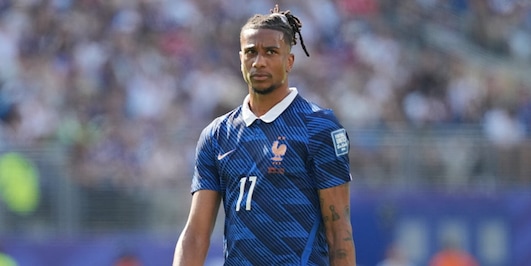 Olise: assist, lacrime e un futuro in bilico. Il fantasista vuole lasciare la Bundesliga