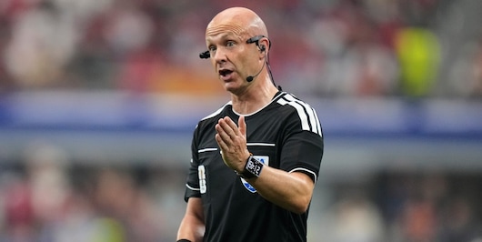 L'arbitro Taylor si ritira: "Pressione intensa. È giunto il momento di farmi da parte"