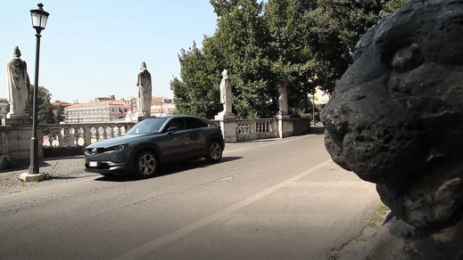 Video: Mazda MX-30, eleganza eco-sostenibile