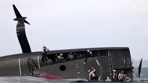 La barca Usa si ribalta in regata contro Luna Rossa: paura in Coppa America