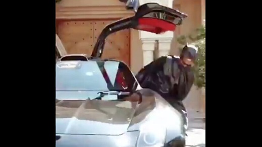 Evra, su TikTok diventa Batman