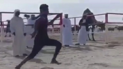 Prende la rincorsa per saltare in gobba al cammello ma...
