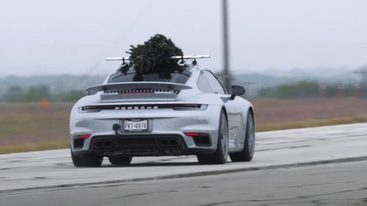 C'è un albero di Natale sul tetto di una Porsche 911 Turbo S!