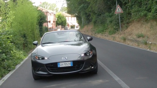 Mazda MX-5, la prova della spider con il tetto rigido