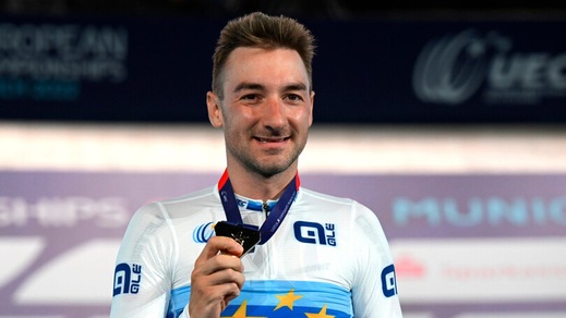 Ciclismo, Viviani è un iron man: prima la gara su strada, poi il trionfo in pista