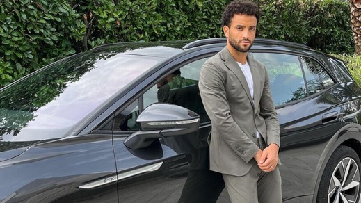 Felipe Anderson elegantissimo accanto alla sua Volkswagen ID.4 GTX Felipe Anderson elegantissimo accanto alla sua Volkswagen ID.4 GTX