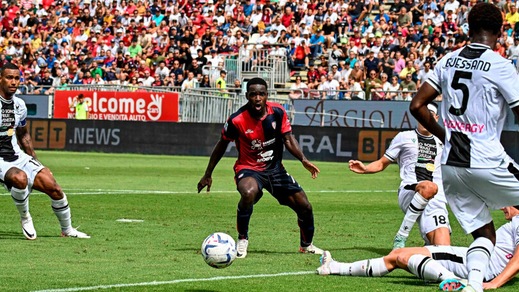 Cagliari, palo Luvumbo ma recrimina anche l'Udinese: miracolo Radunovic
