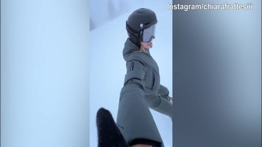 Giornata sulla neve per Geolier e Chiara Frattesi, tra risate e scherzi