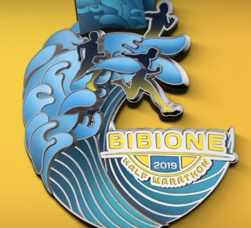 La medaglia della Bibione Half Marathon è un'onda!