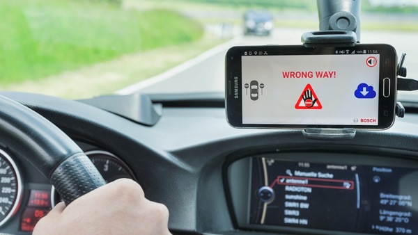 Bosch, un software avverte di un veicolo contromano