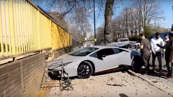 Uno “schianto” di Lamborghini: 300 mila euro sul muretto