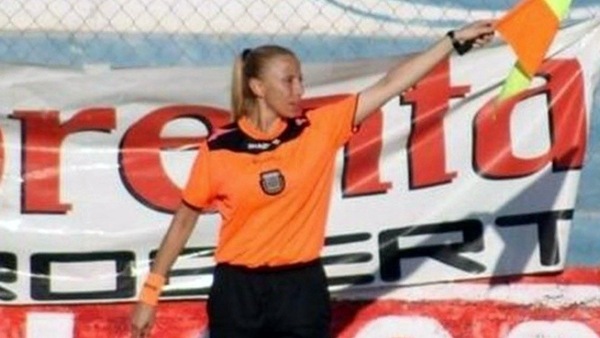 Argentina: guardalinee donna colpita da una bottiglia contenente acqua bollente
