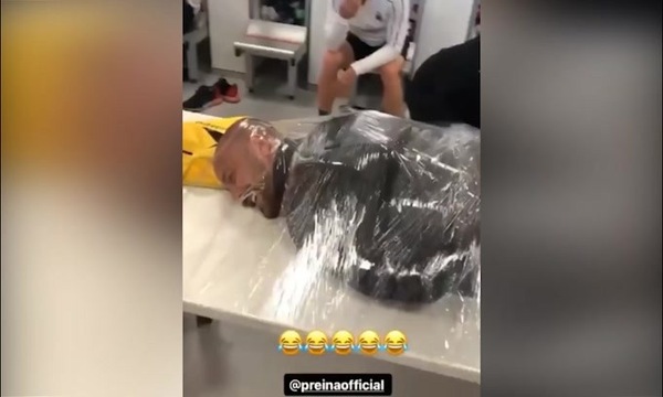 Milan: scherzo a Reina, "impacchettato in spogliatoio"