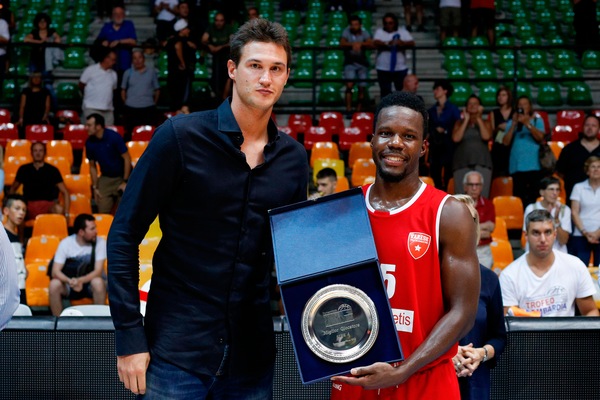 Nba: Gallinari brilla, ma i Clippers cadono nel derby