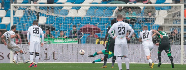 Sassuolo-Parma: Var, errori e un punto d'oro per parte
