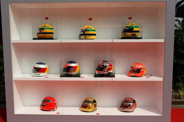 F1, Papa Francesco riceve il casco di Senna