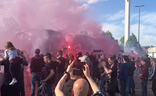 Torino, che accoglienza: i tifosi caricano così la squadra