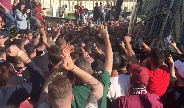Oltre 700 tifosi accolgono il Toro: spinta per l'Europa