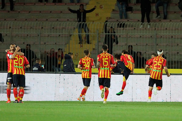 Serie B Lecce, vittoria e aggancio al primo posto: Brescia battuto 1-0