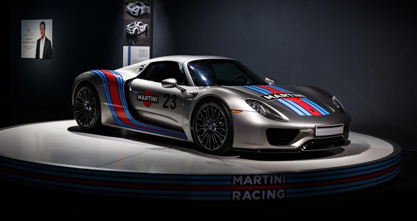 Porsche 918, un futuro retrò a stato solido