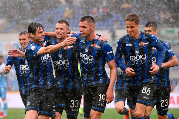 Atalanta, quattromila tifosi in delirio accolgono la squadra a Zingonia