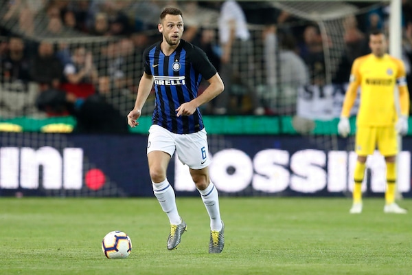 Serie A Inter, De Vrij a rischio con il Chievo: distrazione muscolare