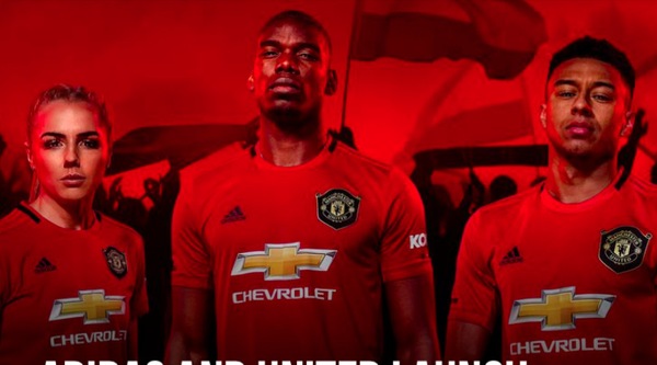 Il Manchester United presenta la divisa della prossima stagione. Nella foto anche Pogba