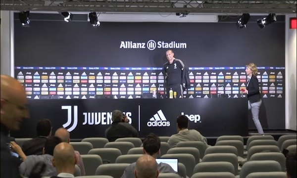 Juve, Allegri si presenta con un nuovo look..