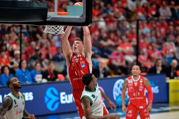L'Olimpia Milano schiaccia Avellino e conquista la semifinale