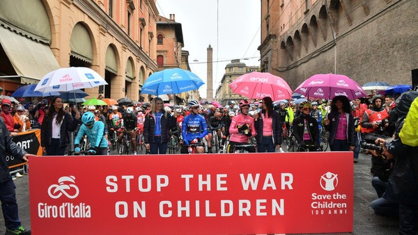 “Stop alla guerra sui bambini”, finisce anche il Giro d’Italia di Save the Children
