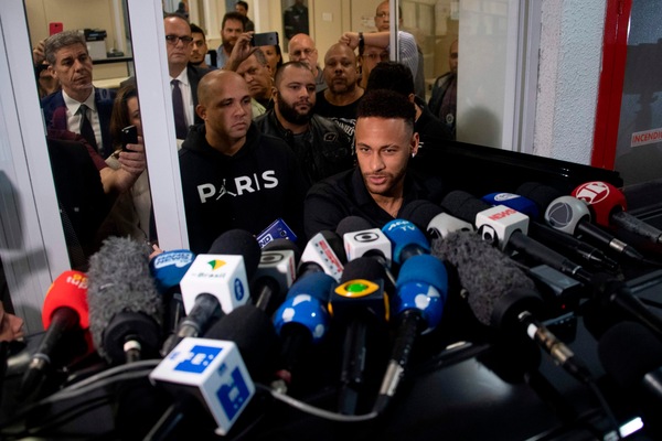 Caso Neymar: la modella Trindade interrogata in Brasile dagli inquirenti