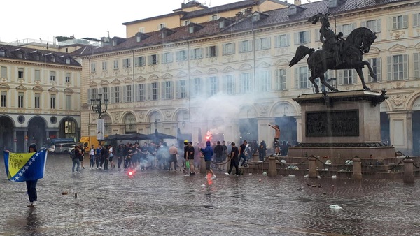 Italia-Bosnia, ultrà in centro a Torino: esplodono petardi
