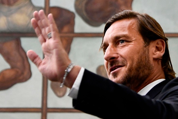 Roma, dura replica a Totti: "Fantasie lontane dalla realtà"