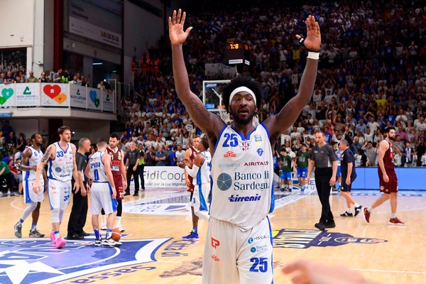 Basket, finale Scudetto: la Reyer Venezia va ko a Sassari e spreca il matchpoint