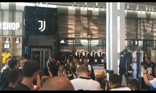 Bagno di folla per Rabiot al Jstore