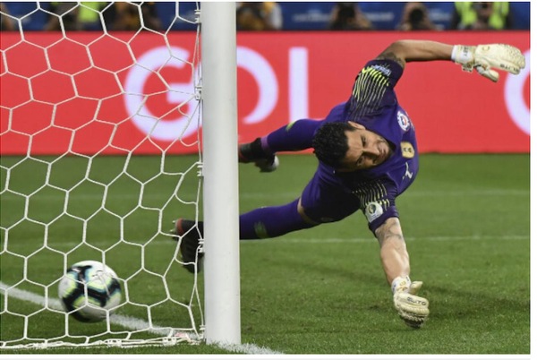 Cile, il portiere Arias sotto scorta per le minacce di morte