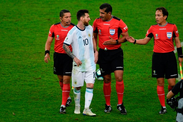 Il Brasile attacca Messi: "Non parla degli episodi a suo favore?"