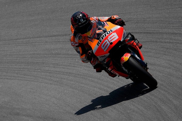 MotoGp, Honda: "Voci false sul ritiro di Lorenzo"